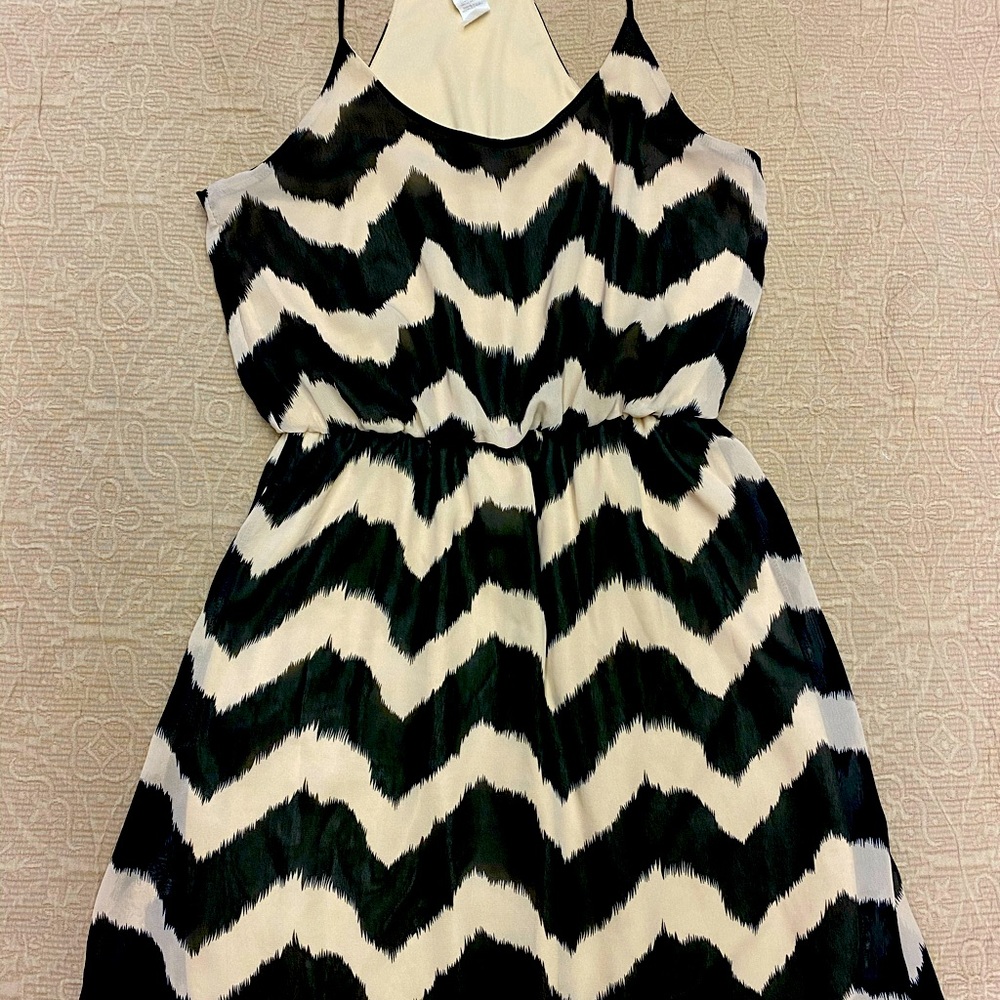 Women’s Sz Lg Black/Beige Chevron Party/Work Dress